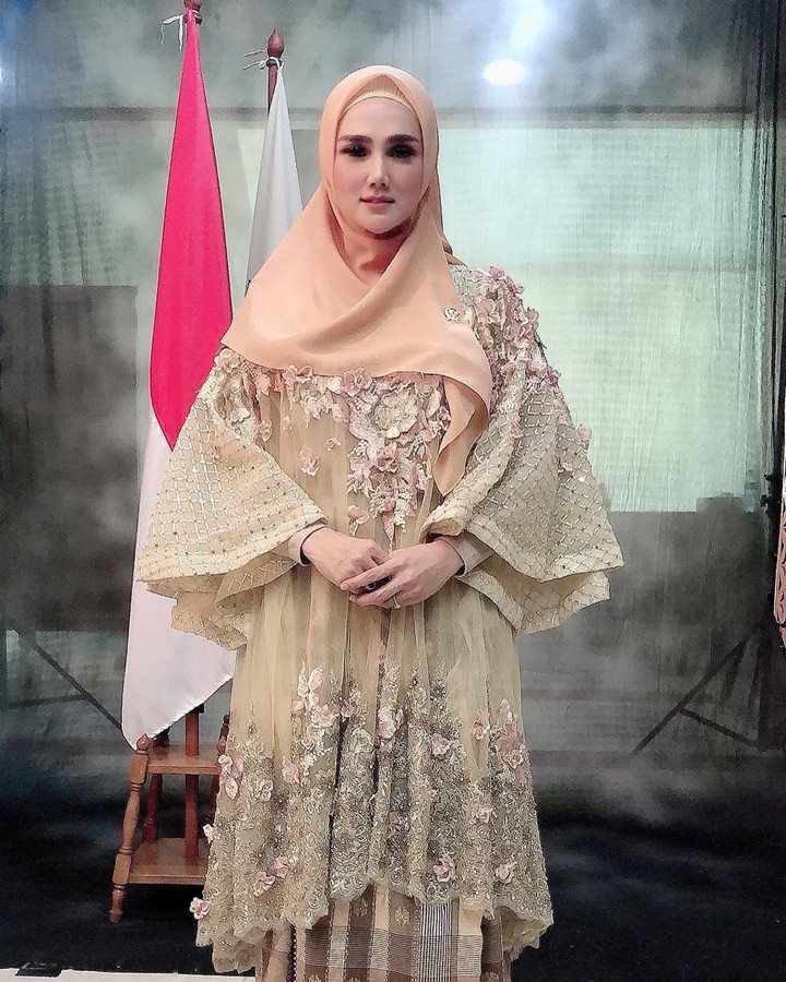 Anggun saat hadiri pelantikan