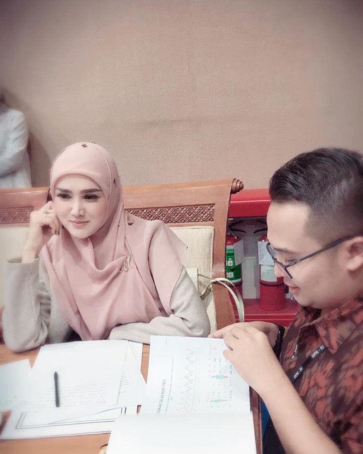 Anggun dalam pakaian syari