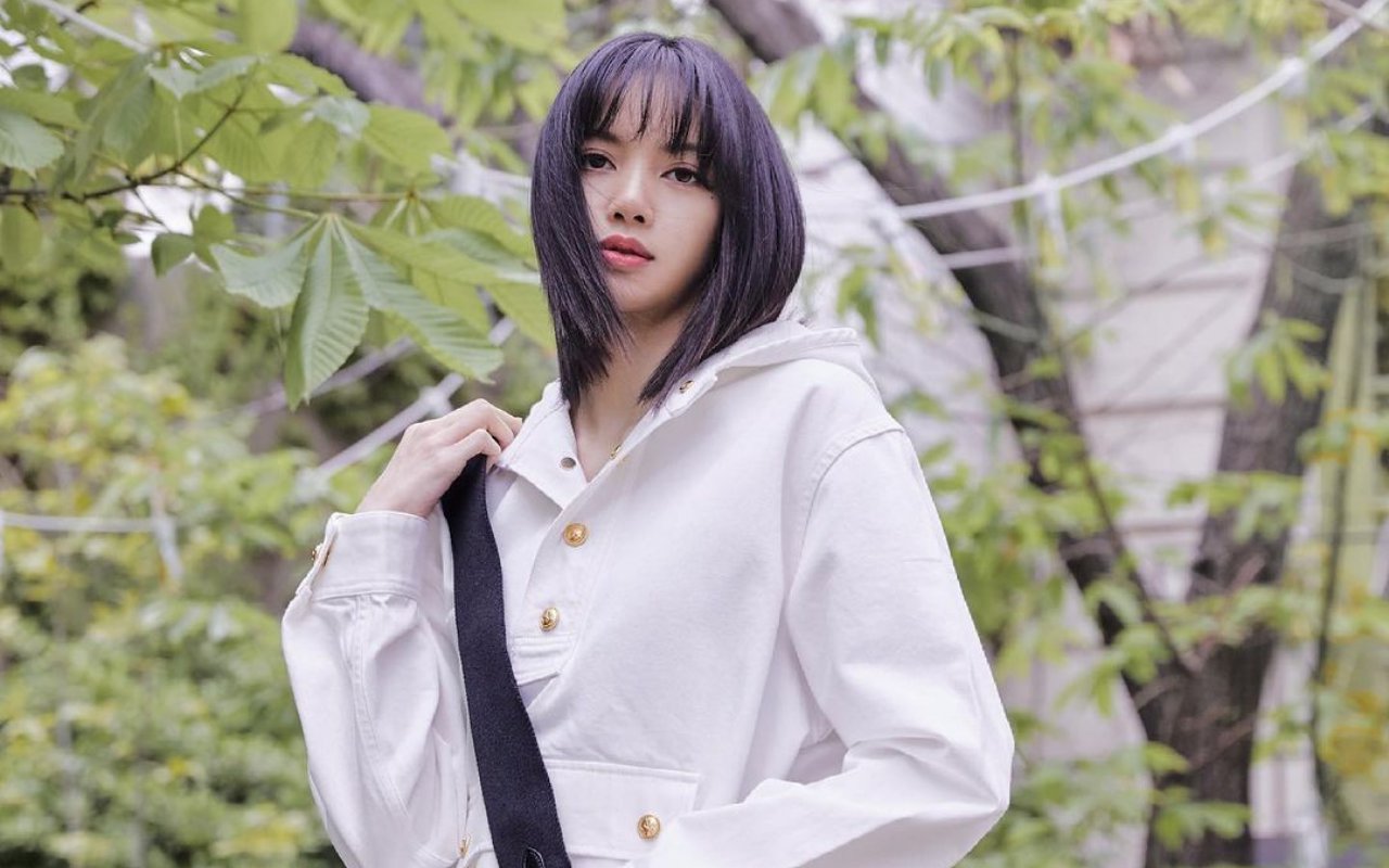 Hampir Join JYP, Netizen Bahas Kemungkinan Lisa BLACKPINK Debut Bareng TWICE