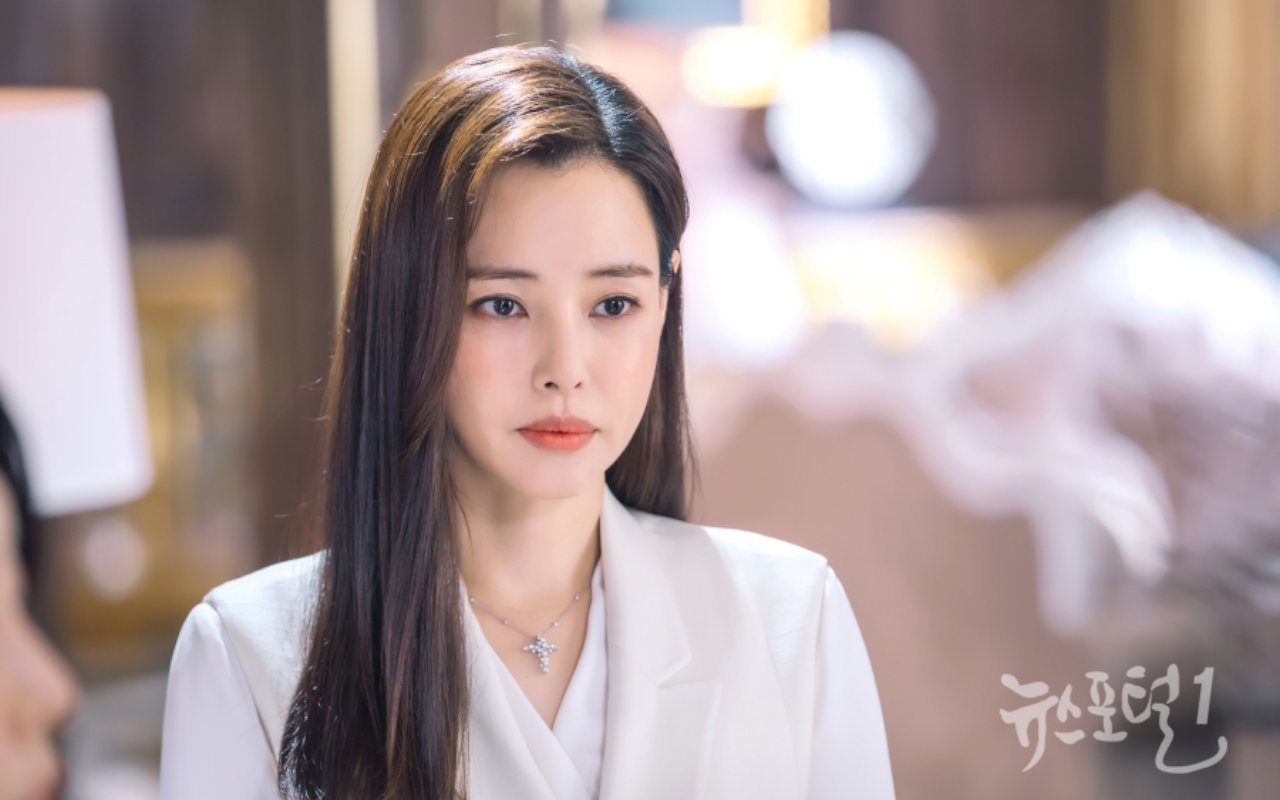 Perankan Karakter Ganda, Honey Lee Pancarkan Suasana Kontras di Poster 'One the Woman'
