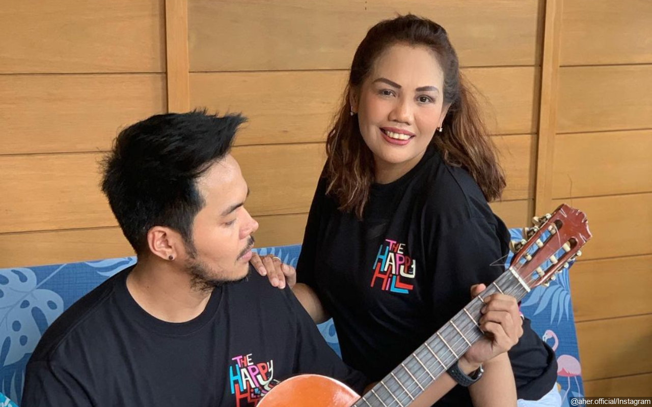 Foto Kece Bareng Aher, Ely Sugigi Bilang Begini Usai Disebut Pakai Gelang Palsu Oleh Rekan Artis