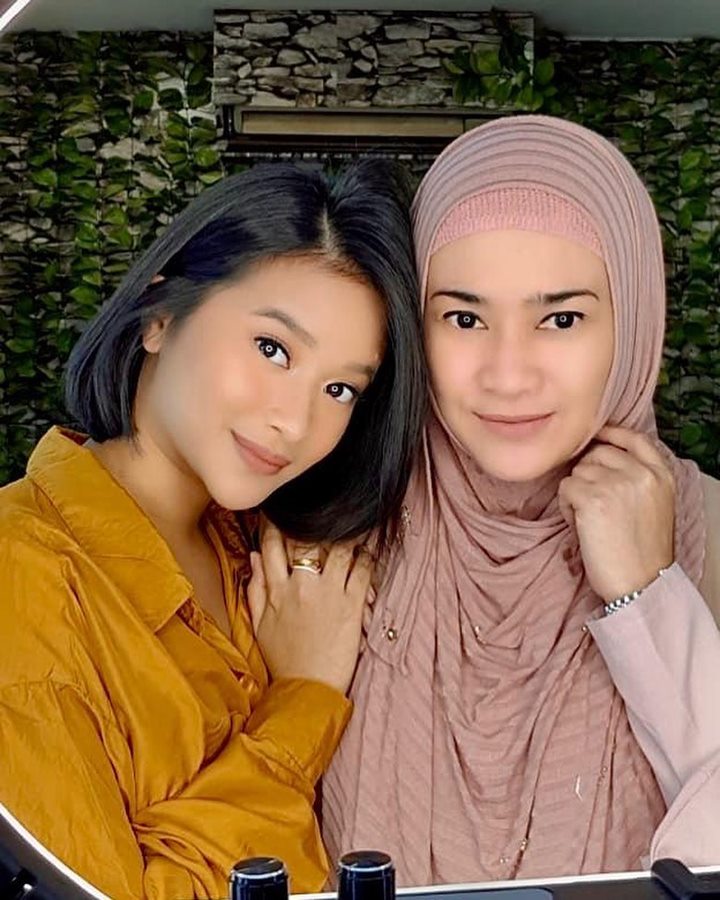 Senyum tipisnya sama-sama mempesona