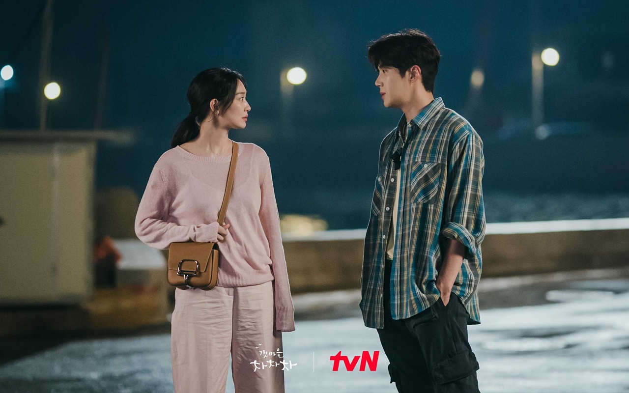 Kim Seon Ho Romantis Kembalikan Sepatu Shin Min A, 'Hometown Cha-Cha-Cha' Banjir Pujian