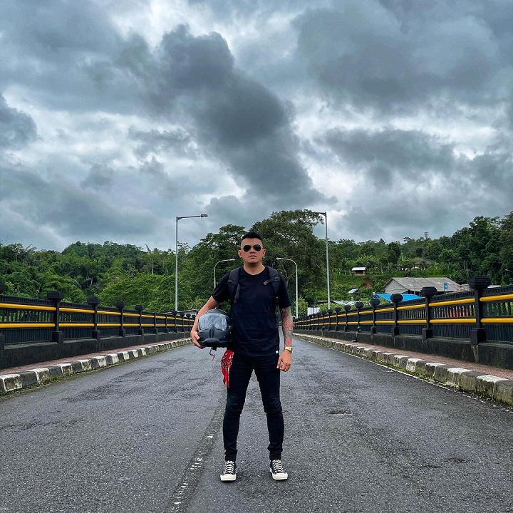<i>Manly</i> Dengan OOTD Serba Hitam
