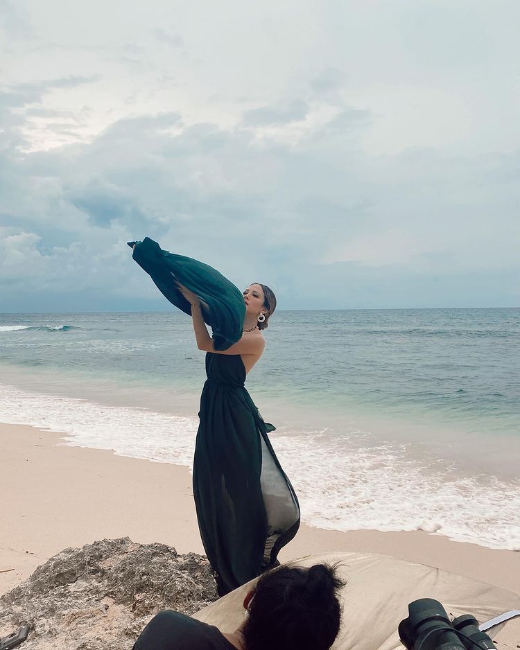 <i>Stunning</i> pemotretan dengan gaun warna hitam