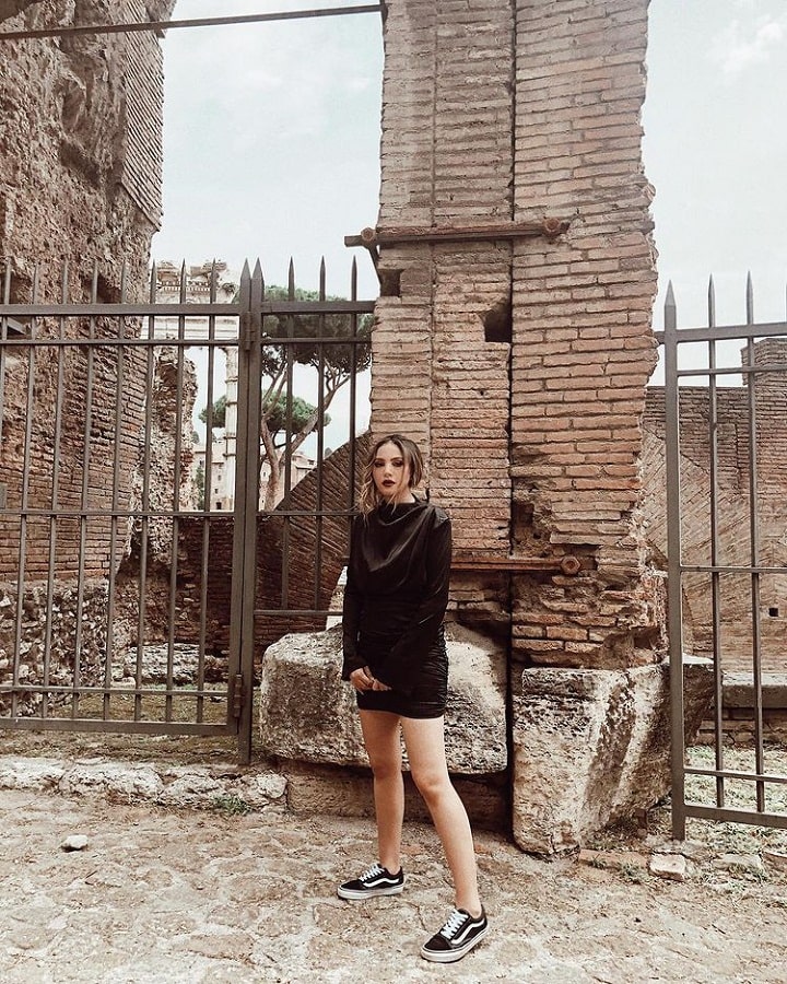<i>Stunning</i> dengan OOTD simpel
