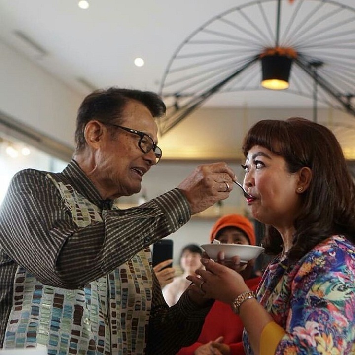 Jadi sosok suami romantis 