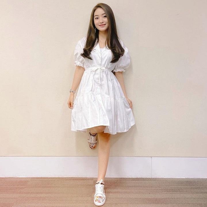 Elegan Dalam Busana Serba Putih