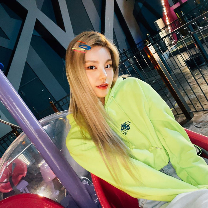 Yeji dalam balutan <i>outfit chic colorful</i>