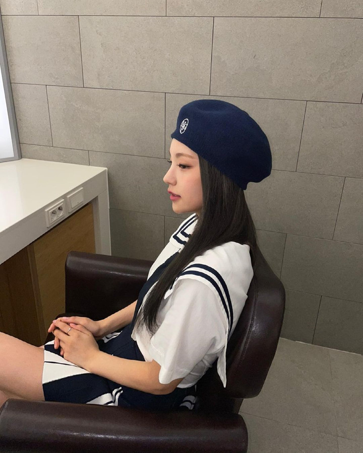 Menawannya Yeji dalam baju sailor
