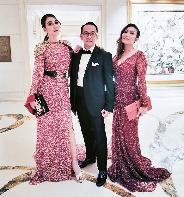 Sama-sama mempesona dengan gaya glamor