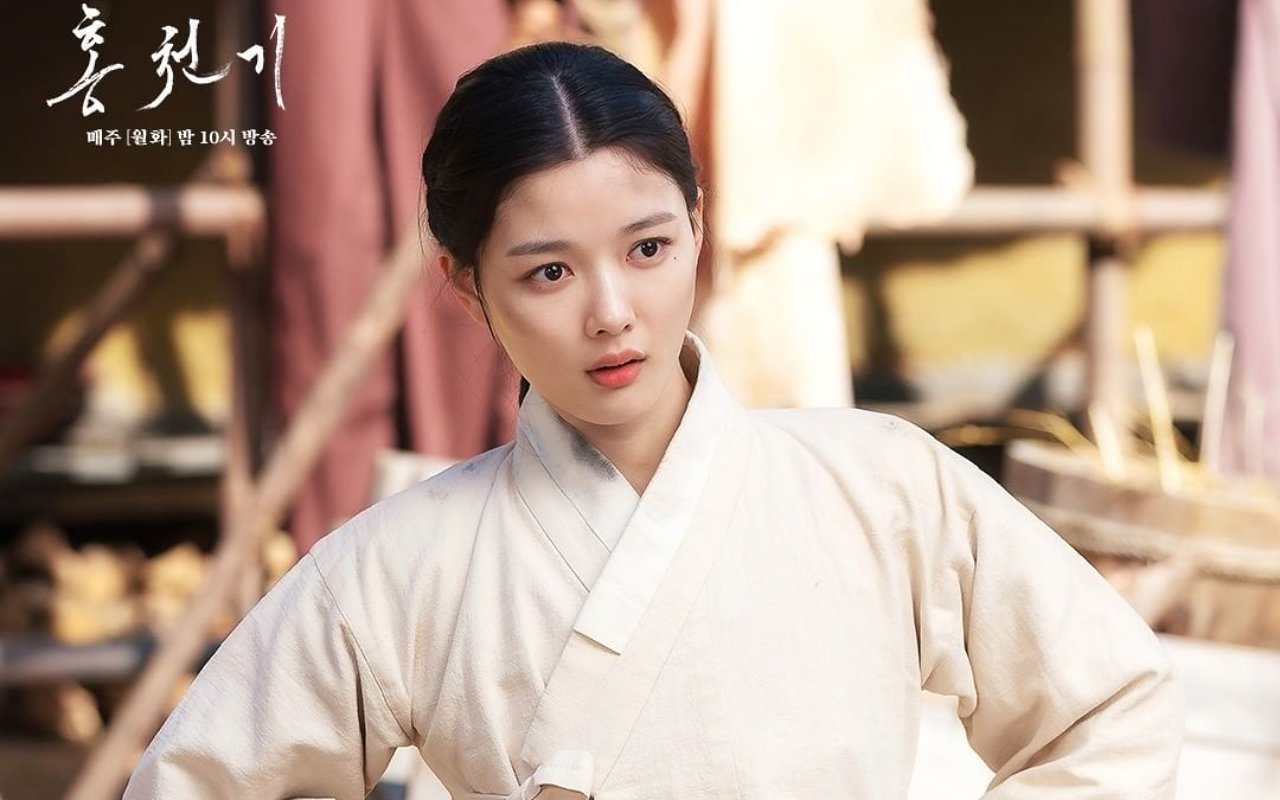 Rela Jadi 'Patung', Totalitas Akting Kim Yoo Jung di 'Red Sky' Tuai Decak Kagum