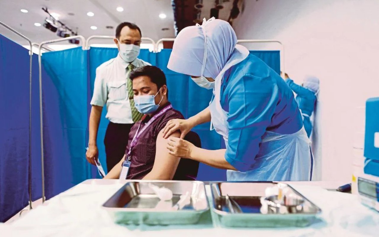  Lebih Dari 50 Persen Warga Malaysia Disebut Telah Mendapatkan Vaksinasi COVID-19 Penuh