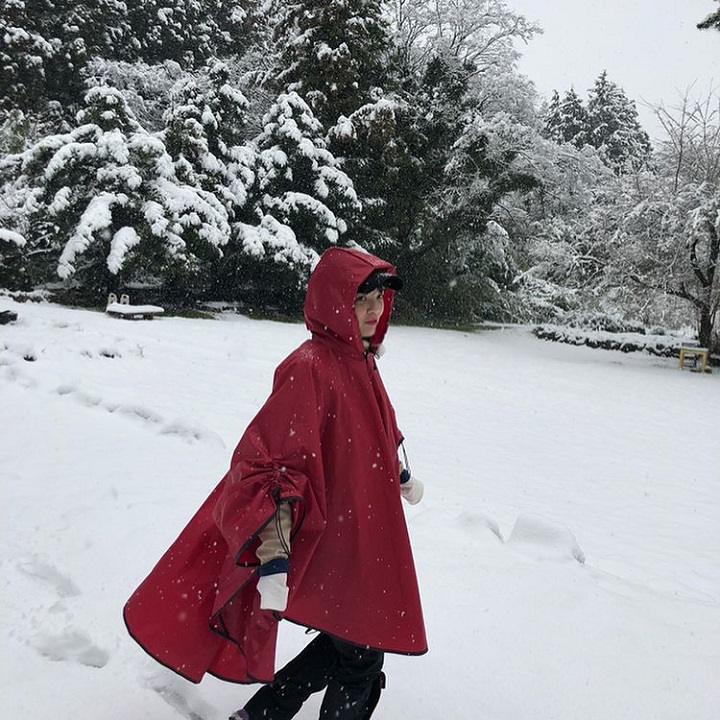Tampil ala tokoh 'red riding hood'