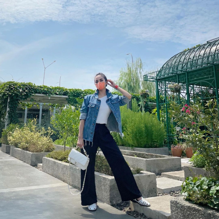 Kenakan <i>outfit fashionable</i>