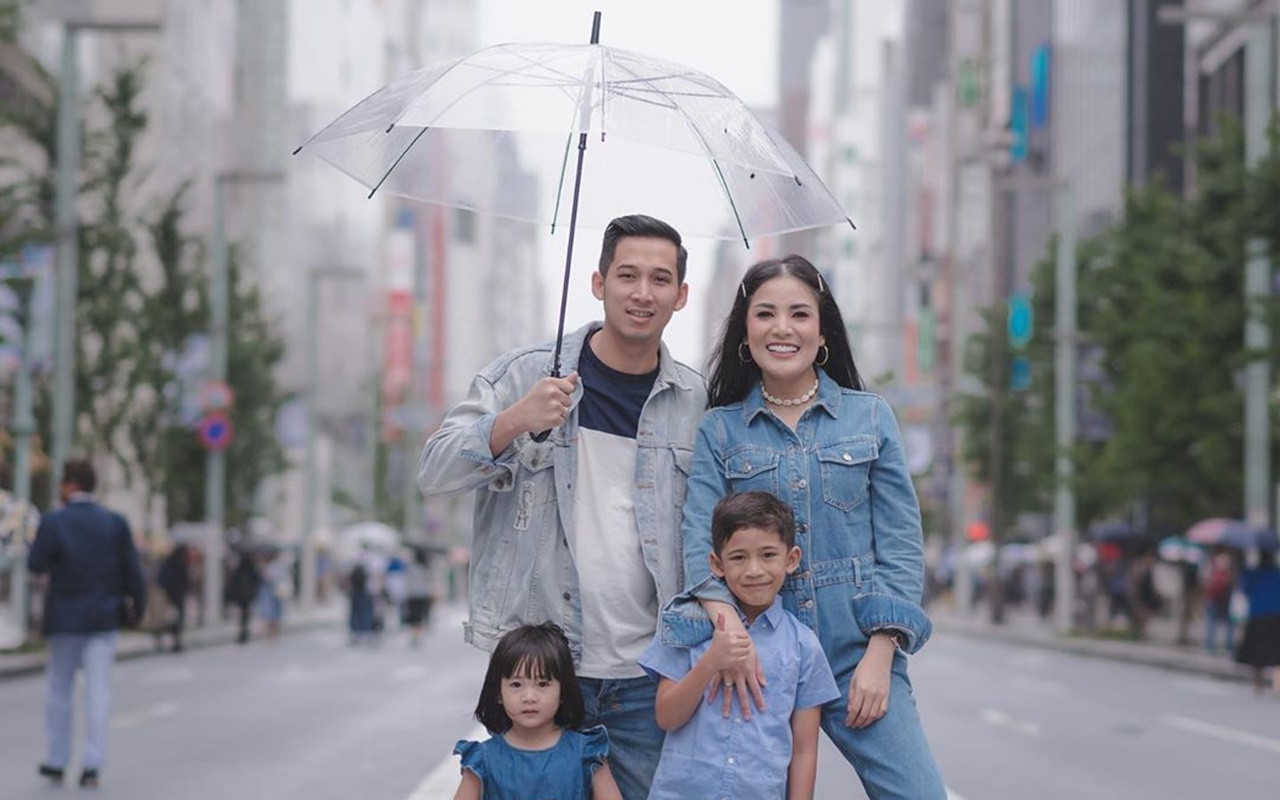 Ngakunya Kangen, Putra Nindy Ayunda Diduga Kena Doktrin Untuk Benci Ayah?