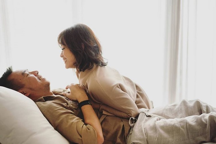 Saling tatap penuh cinta