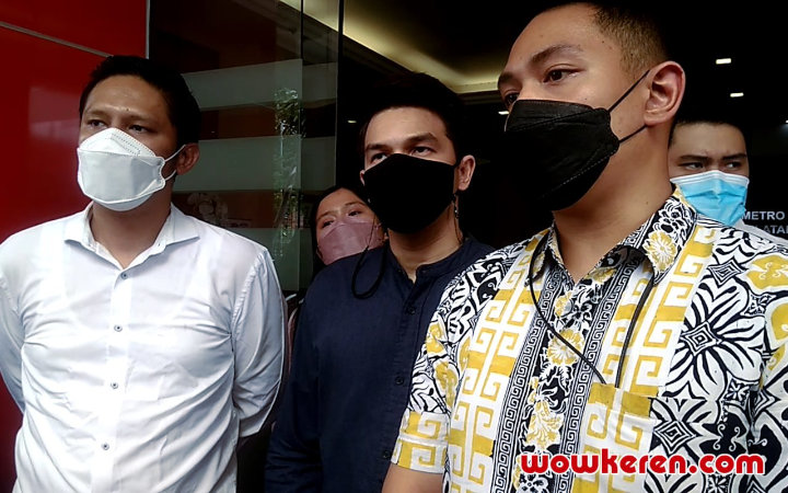 Jonathan Frizzy Bantah Tegas Isu Permainkan Agama Demi Nikahi Dhena Devanka
