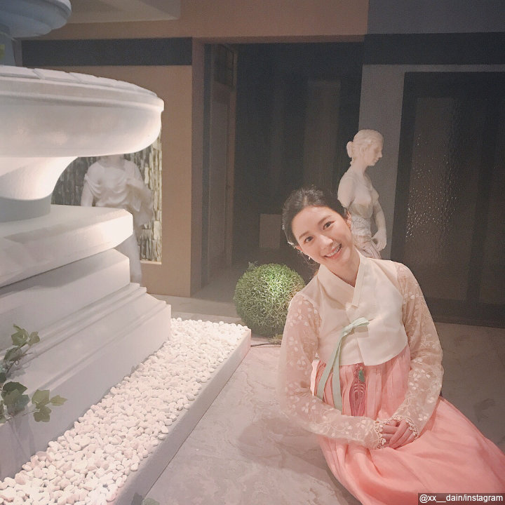 Menawan dalam balutan hanbok