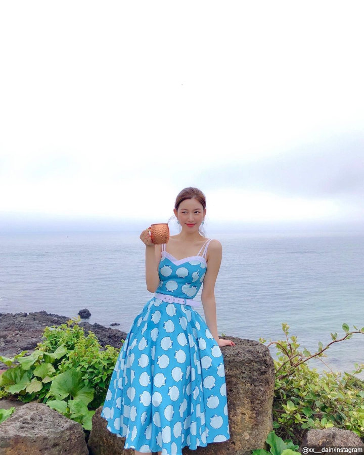 Super ceria dengan <i>dress</i> cerah