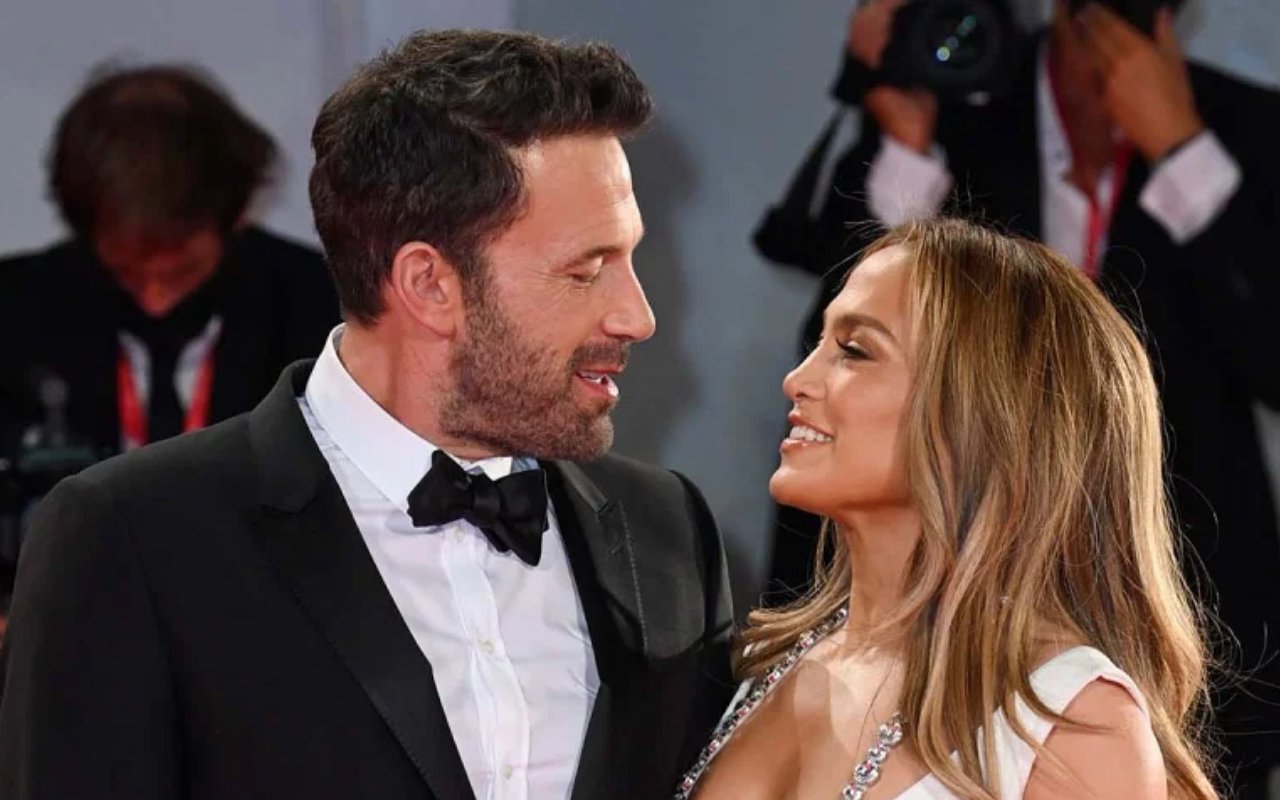 Jennifer Lopez dan Ben Affleck Perdana Umbar Kemesraan Di Red Carpet Venice Film Festival