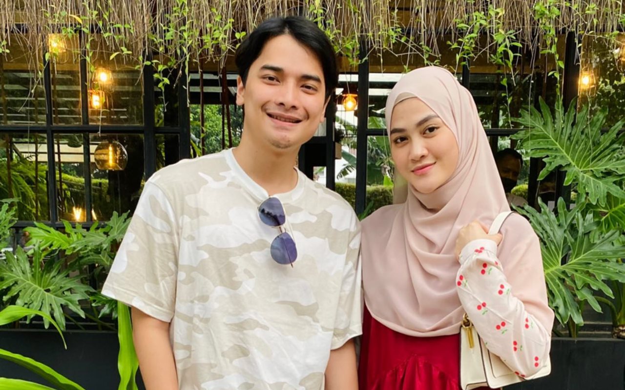 Alvin Faiz Tak Kapok Pakai Caption Bahasa Inggris, Wajahnya dengan Sang Istri Malah Jadi Sorotan