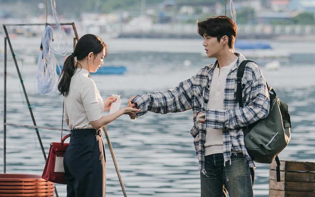 Adegan Shin Min A dan Kim Seon Ho Joget Dadakan di 'Hometown Cha-Cha-Cha' Sukses Kocok Perut Pemirsa
