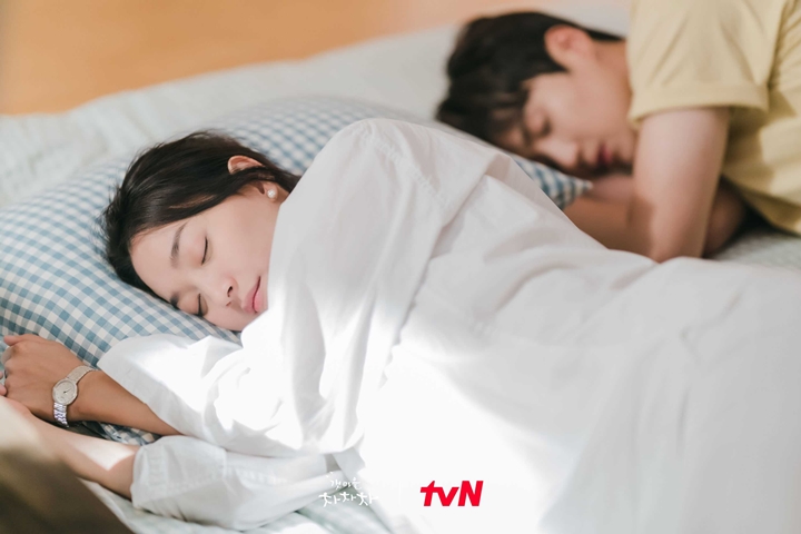 Momen Kim Seon Ho dan Shin Min A Tidur Bareng di \'Hometown Cha-Cha-Cha\' Jadi Perbincangan