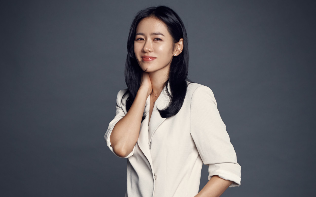 Siap-Siap Kaget Lihat Perbandingan Visual Son Ye Jin Sekarang dan 20 Tahun Lalu