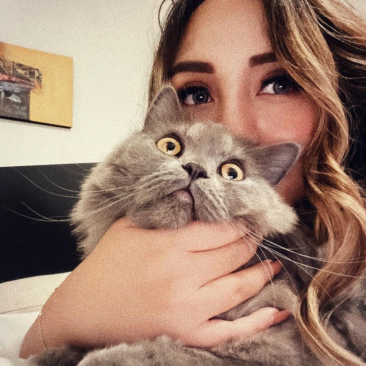 Bersama Kucing Kesayangan