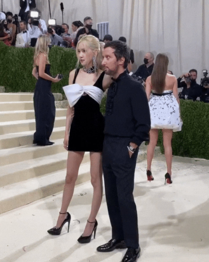 Rose BLACKPINK Bak Boneka Hidup di Met Gala 1