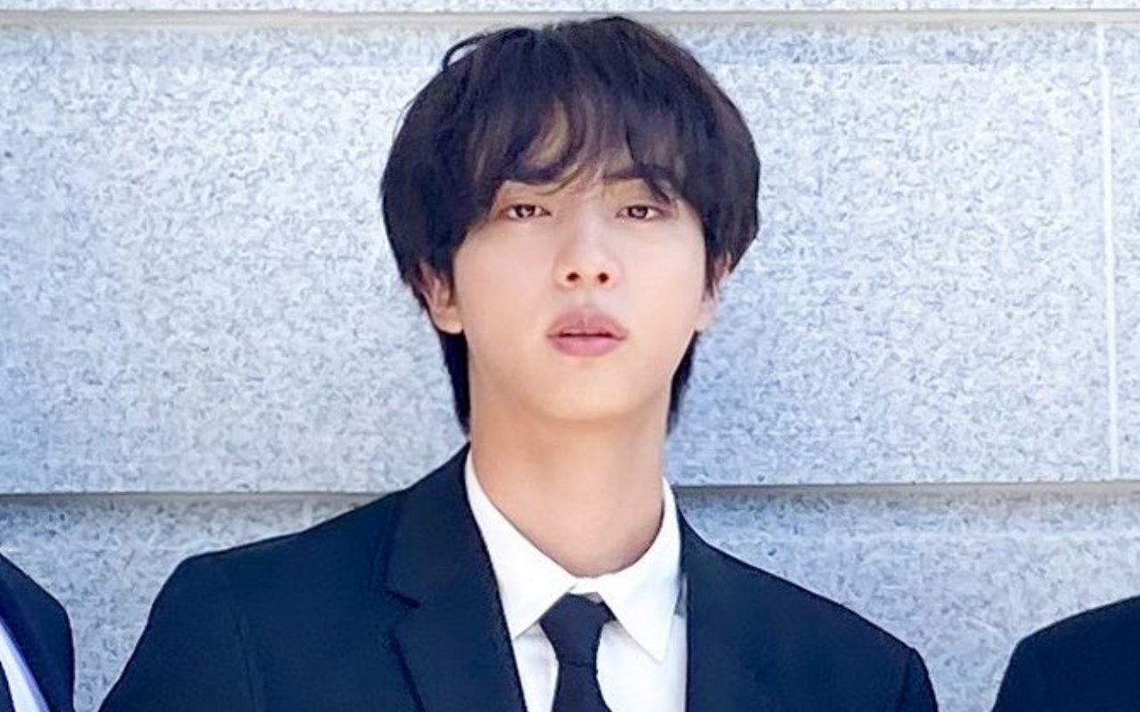 Jin BTS Terlalu Ganteng Sampai Dibilang Bak Syuting Drama di Blue House