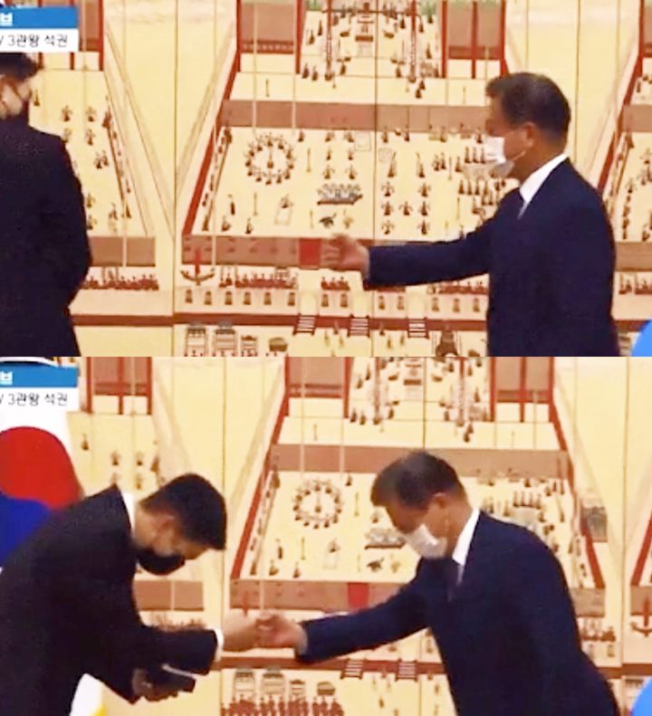 RM BTS Biasa \'Ditolak\' Saat Jabat Tangan, Hampir Cuekin Presiden Moon Jae In di Blue House