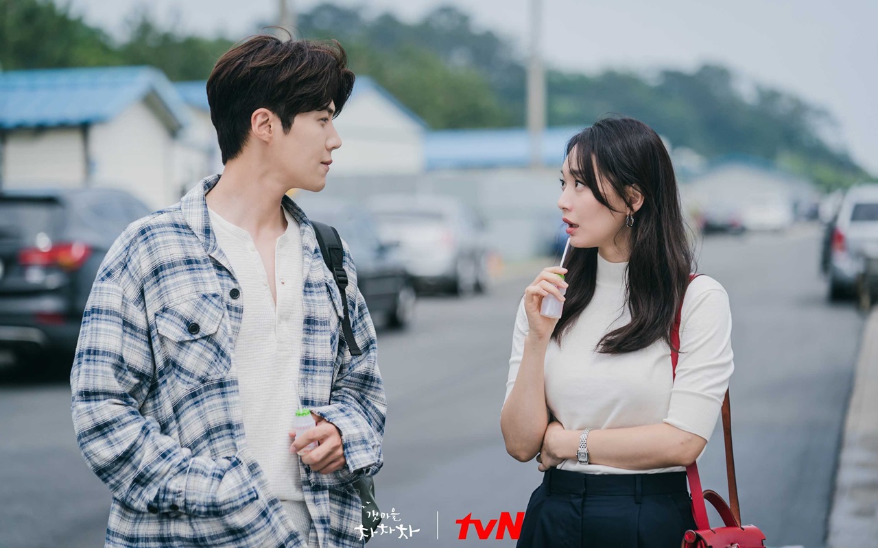 Shin Min A Salting Tendang Kim Seon Ho Saat Syuting Tidur Bareng di 'Hometown Cha-Cha-Cha'