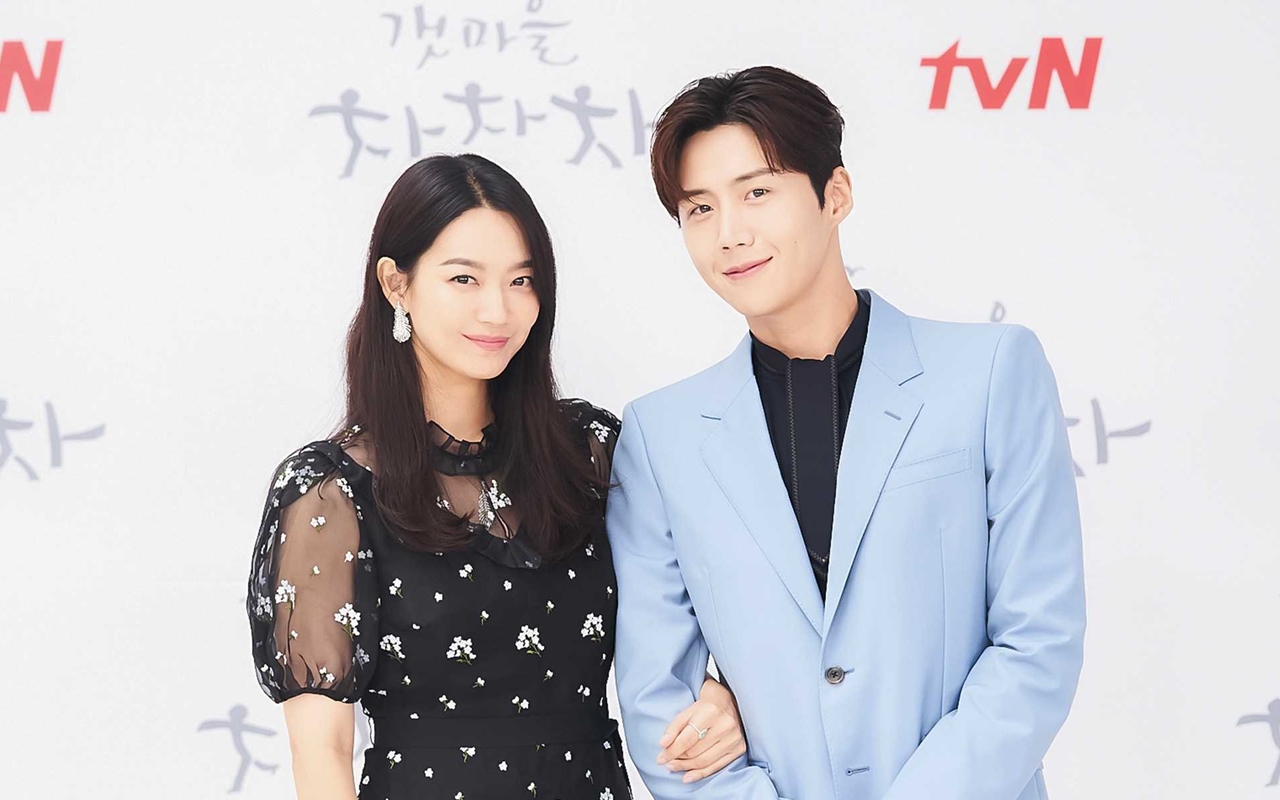 Shin Min A dan Kim Seon Ho Asyik Buat Ad-Lib Saat Syuting Hujan-Hujanan di 'Hometown Cha-Cha-Cha'