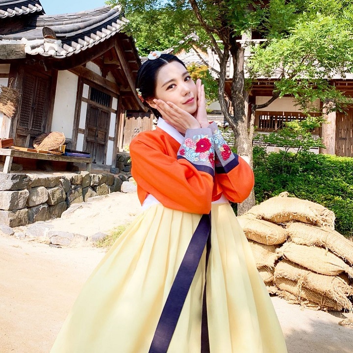 Tampil Anggun Dengan <i>Hanbok</i>