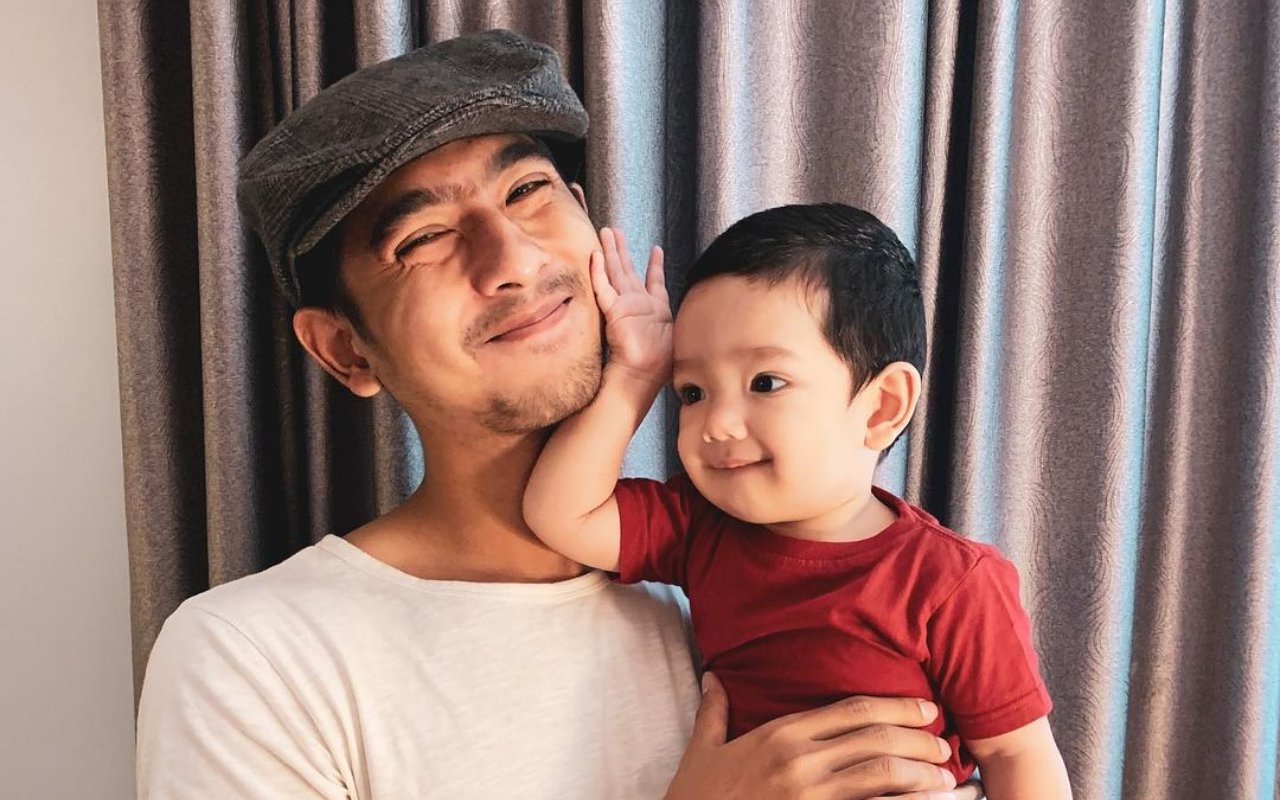 Baru 2 Tahun, Gaya Candid Anak Arya Saloka Saat Minta Difoto Bikin Gemas Maksimal