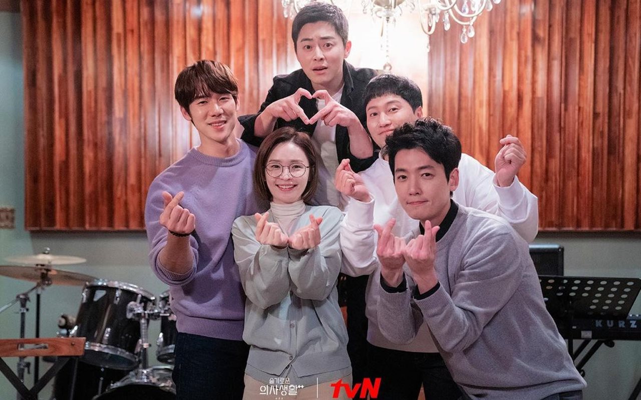Menjelang penayangan episode terakhir 'Hospital Playlist', para pemain utama drama ini membagikan komentar penutupnya dan berpamitan dengan manis seperti ini.