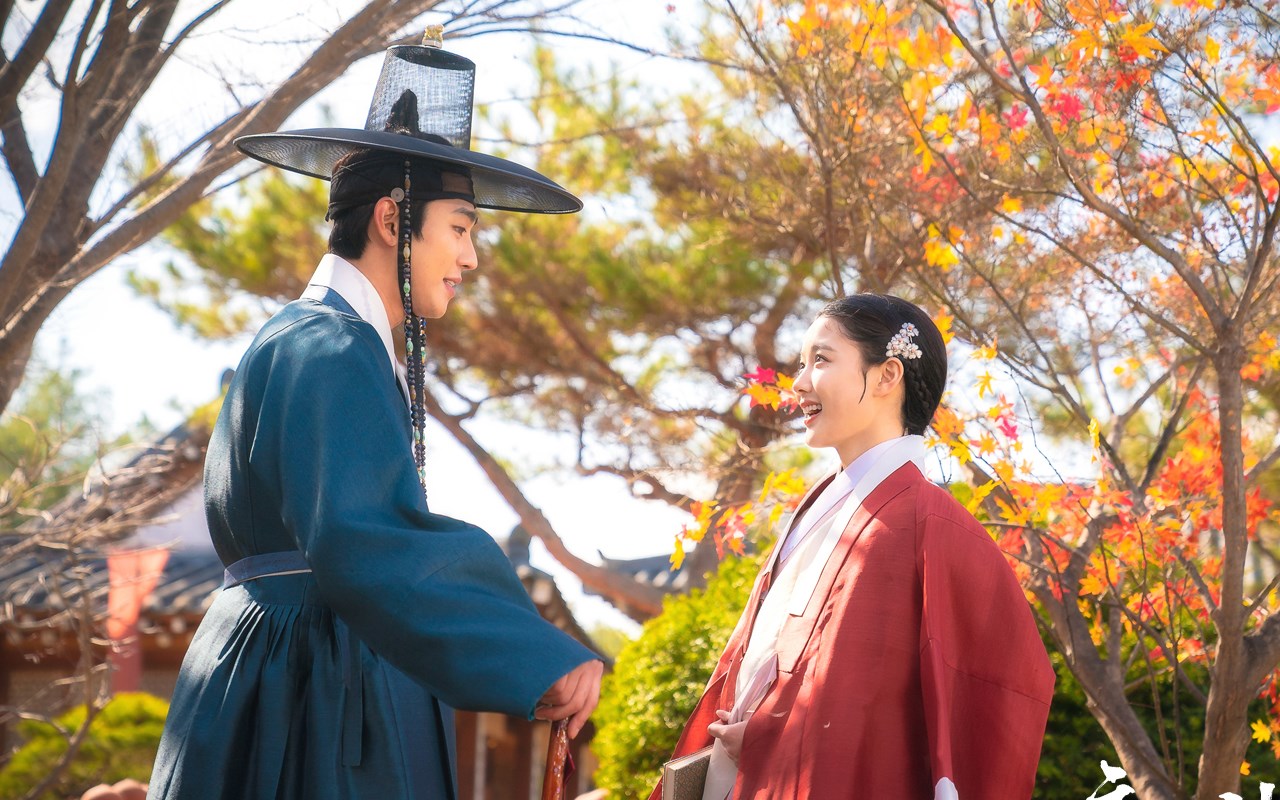 Video dimulai dengan Kim Yoo Jung dan Ahn Hyo Seop yang mendiskusikan bagaimana menggambarkan adegan di mana Ha Ram menyelamatkan Hong Chun Gi dari bahaya.