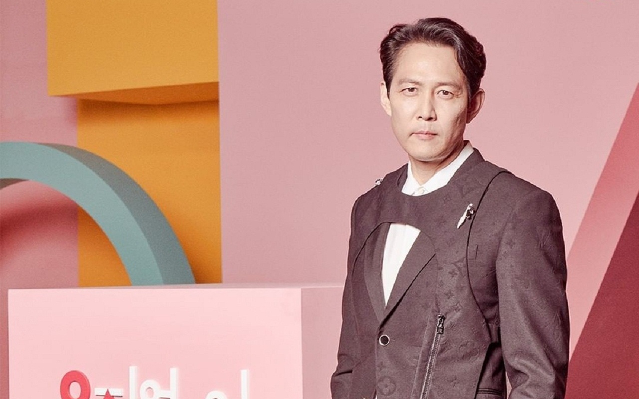 Saat menghadiri konferensi pers 'Squid Game' pada Rabu (15/9), sutradara mengungkap alasan kocaknya mengcasting Lee Jung Jae sebagai pemeran utama. Seperti apa?