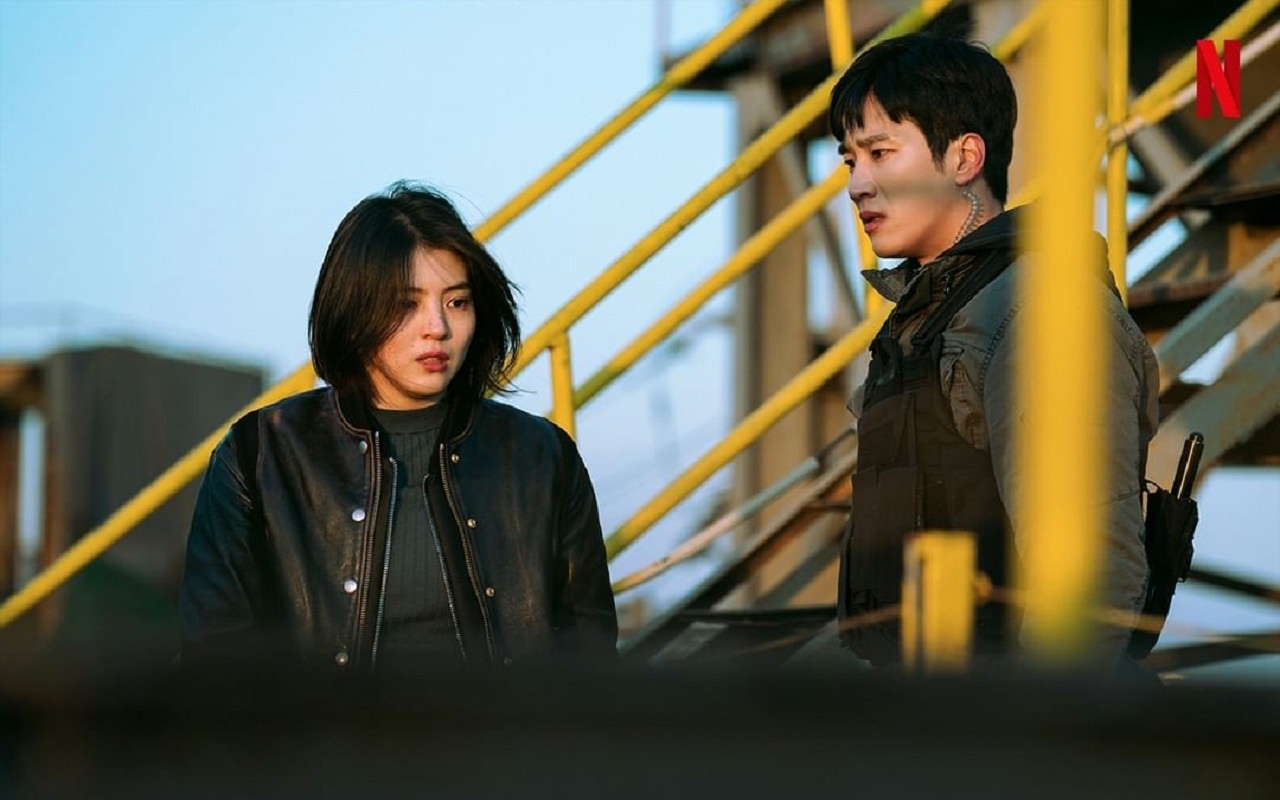 Han So Hee dan Ahn Bo Hyun Hadapi Situasi Menegangkan di Foto Adegan 'My Name', Begini Potretnya