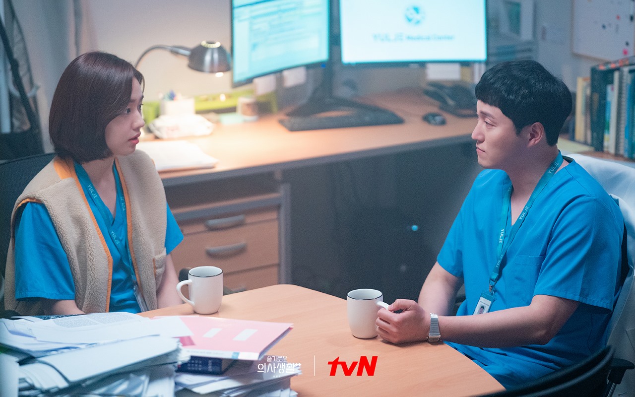 Kim Dae Myung dan Ahn Eun Jin Akhirnya Ciuman Manis di 'Hospital Playlist 2', Penonton Histeris