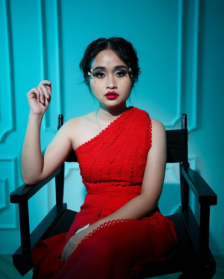 <i>Stunning</i> dengan gaun merah