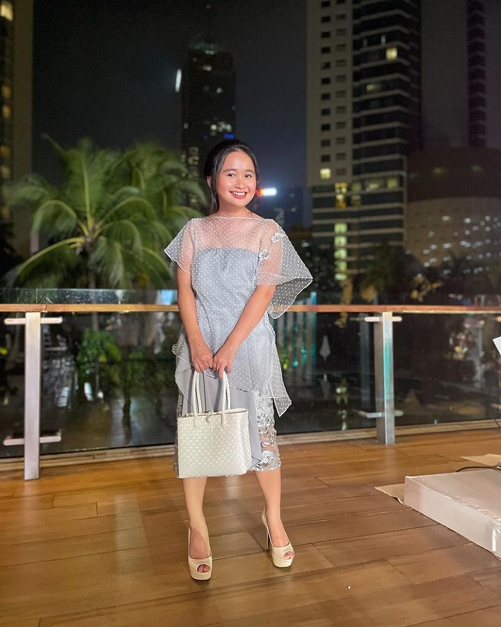 Hempas kesan tomboi dengan tampil feminin