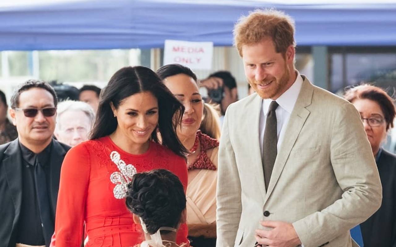 Meghan Markle Kenakan Jam Tangan Bekas Putri Diana Dipemotretan Terbaru Bareng Pangeran Harry