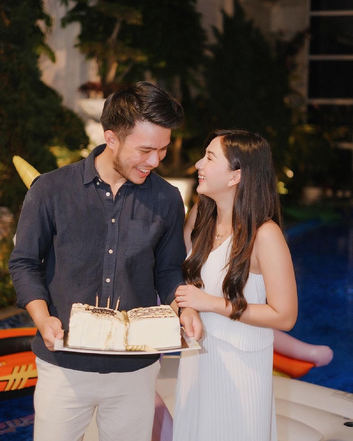 Momen romantis di perayaan ulang tahun