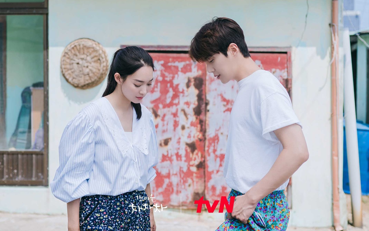 Momen Kim Seon Ho Nangis Minta Shin Min A Tak Pergi di 'Hometown Cha-Cha-Cha' Jadi Sorotan