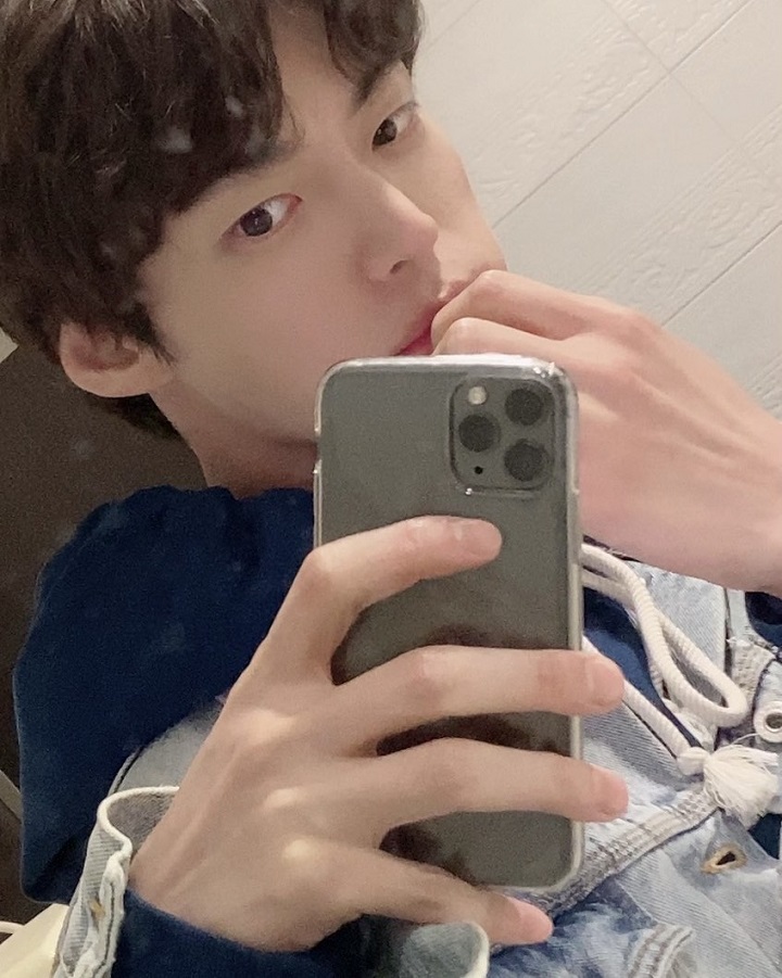 Potret <i>Mirror Selfie</i> Unik