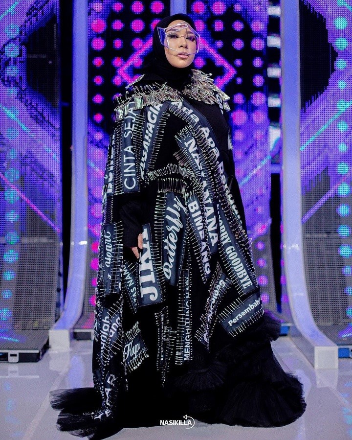Kenakan Gaun Berkonsep <i>Out Of The Box</i>