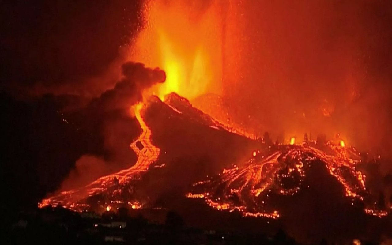 Ribuan Warga Dievakuasi Usai Gunung Berapi di Kepulauan Samudra Atlantik Erupsi